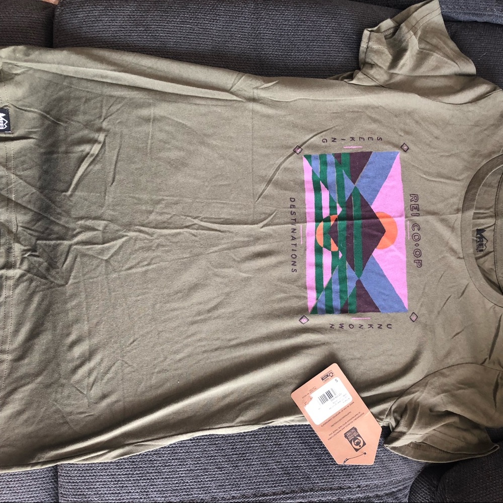 REI women’s small graphic tee